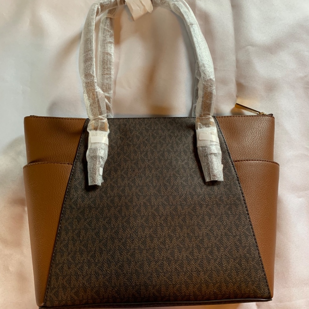 🎉Host Pick x2🎉 NWT Michael Kors Classic Charlotte Large Tote in Brown! - Picture 6 of 16